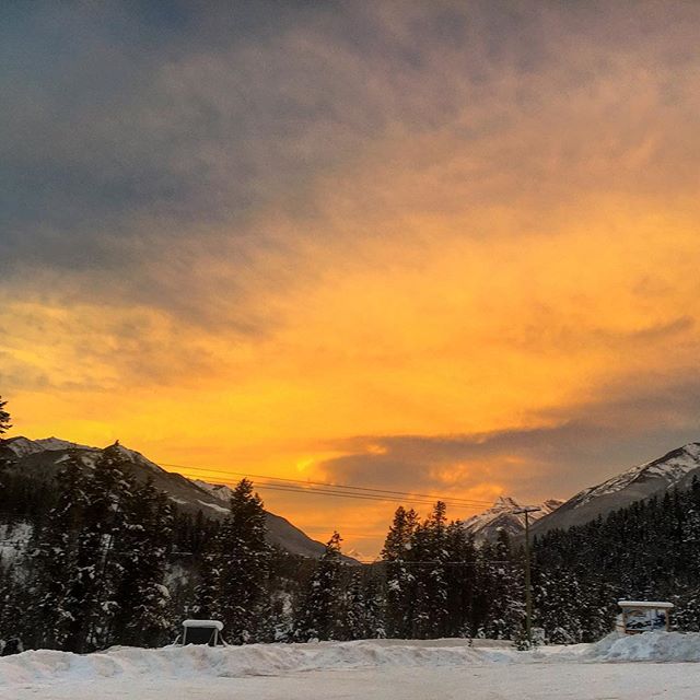 "Red sky in the morning, shepherds warning" The #weather pattern is changing this week - snow coming! Bad news for shepherds, awesome news for snowmobilers ????????. #PanoramaBC #PureCanada #CanadianRockies #Banff #Canmore
