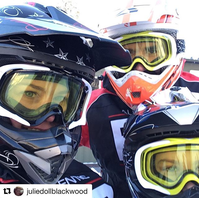 #Repost @juliedollblackwood ・・・
Snowmobiling today. Nothing short of #exhilarating with a stop off to see a frozen waterfall  @canada @tobycreekadv #snow #snowmobiling #waterfall #stunning #holidays #family #onceinalifetimeexperience #thankful #blessed