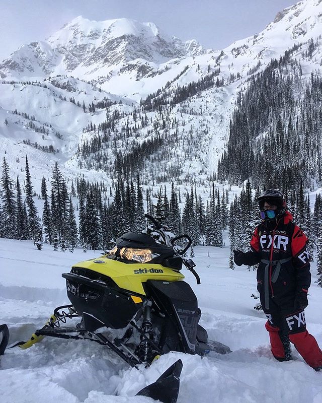 If you’re going to get stuck, it’s nice to have a good view to enjoy while you figure out what to do next ????#PowderX #SnowmobileTours #TobyCreekAdventures #CanadianRockies photo: @gord.fullerton