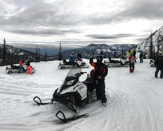 We had great views below the clouds this morning and then the forecasted snowstorm moved in with heavy snowfall in the afternoon. Fresh tracks tomorrow!!
.
#tobycreekadventures #snowmobiletours #canadianrockies #banff #canmore #panoramabc