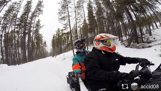 Repost from @accid08  Cuando ni te había pasado por la mente montarte en un snowmobile, caqui but so fun!