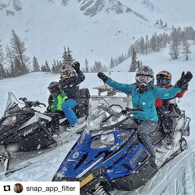 #Repost from @snap_app_filter ・・・
Avoiding that flat feeling when the Christmas holidays are almost over.... by climbing to 8000ft on a snowmobile for a barbecue! #beatingthejanuaryblues #tobycreekadventures #panoramabc #invermerepanorama